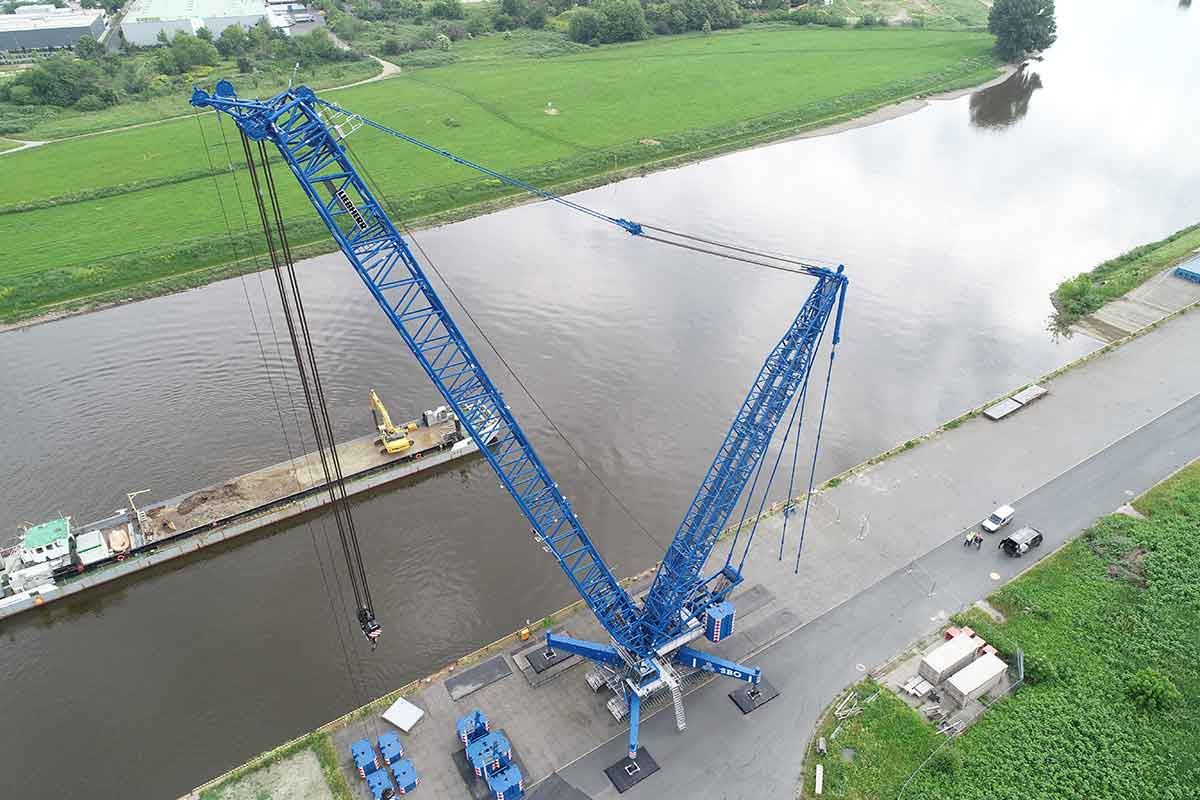 Heavy duty crane